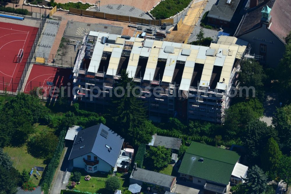 Berlin Kaulsdorf from above - Renovation work on the roof of the sports hall of the primary school at the ulmenstrasse in Kaulsdorf in Berlin