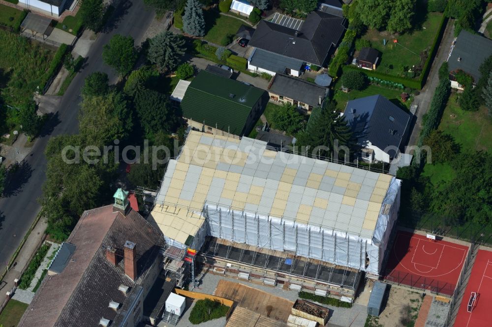 Berlin Kaulsdorf from the bird's eye view: Renovation work on the roof of the sports hall of the primary school at the ulmenstrasse in Kaulsdorf in Berlin