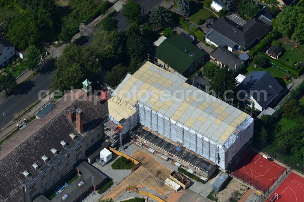 Aerial image Berlin Kaulsdorf - Renovation work on the roof of the sports hall of the primary school at the ulmenstrasse in Kaulsdorf in Berlin