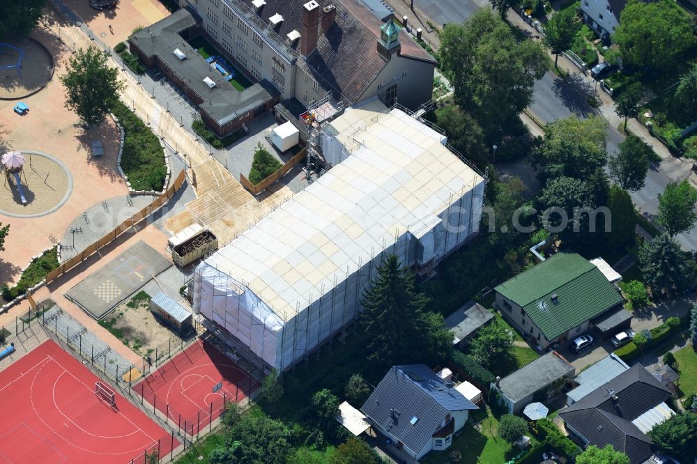 Berlin Kaulsdorf from above - Renovation work on the roof of the sports hall of the primary school at the ulmenstrasse in Kaulsdorf in Berlin