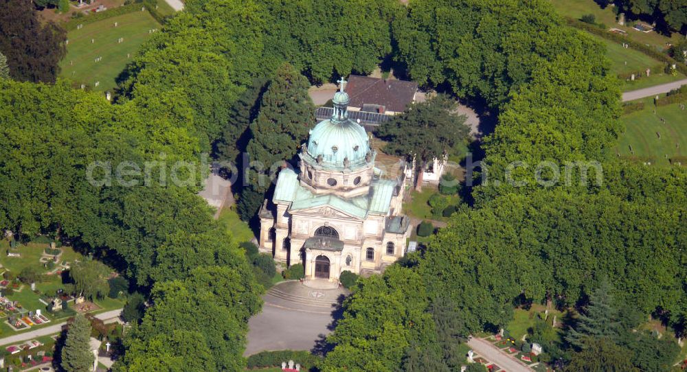 Freiburg im Breisgau from the bird's eye view: Die Einsegnungshalle auf dem Hauptfriedhof an der Friedhofstraße im Norden des Stadtteils Stühlinger in Freiburg, Baden-Württemberg. Blessing hall on the main cemetery at the street Friedhofstrasse in the dirstrict Stuehlinger in Freiburg, Baden-Wuerttemberg.