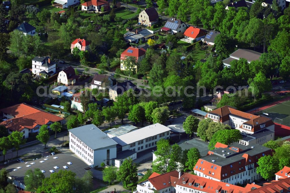 Aerial photograph Neuenhagen - In the Dahlwitzer Street from Neunenhagen in Brandenburg is the Einstein-Gymnasium. In scientific humanistic high school school students get to be taught from the 7th grade. On the other side of the street the day care center of the municipality of Neunenhagen