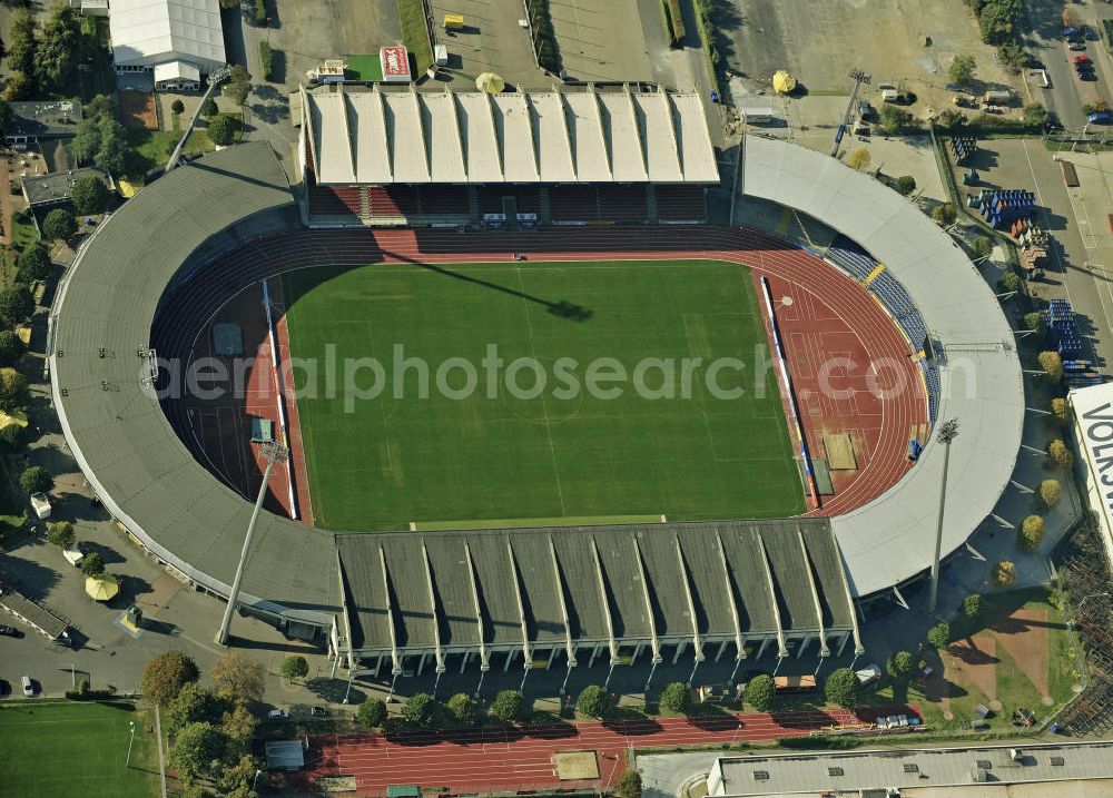 Braunschweig from the bird's eye view: Das Eintracht-Stadion in Braunschweig. Das Stadion wurde 1923 erbaut und bietet Platz für 25.000 Zuschauer. Es ist die Heimspielstätte des Fußballklubs Eintracht Braunschweig. The Eintracht Stadium in Brunswick.