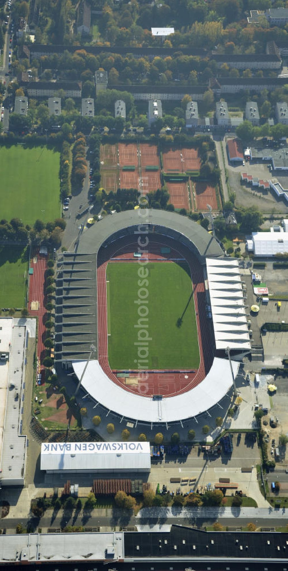 Aerial photograph Braunschweig - Das Eintracht-Stadion in Braunschweig. Das Stadion wurde 1923 erbaut und bietet Platz für 25.000 Zuschauer. Es ist die Heimspielstätte des Fußballklubs Eintracht Braunschweig. The Eintracht Stadium in Brunswick.