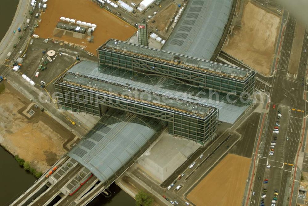 Aerial image Berlin - Tiergarten - Blick auf den Berliner Hauptbahnhof / Lehrter Bahnhof wenige Stunden vor der Einweihung und vollständigen Inbetriebnahme