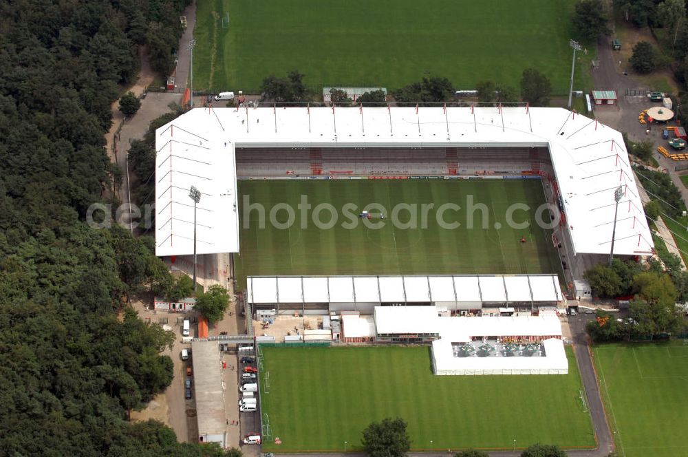 Aerial photograph Berlin - Blick auf das nach dem Umbau fertiggestellte Stadion Alte Försterei in Berlin-Köpenick am Tag der Einweihung. Es ist die Heimspielstätte des 1. FC Union Berlin. Das Stadion sowie die umliegenden Sportstätten werden im Norden durch den Volkspark Wuhlheide, im Osten durch die Hämmerlingstraße, im Süden durch die Wuhle (die an dieser Stelle in die Spree mündet) und im Westen durch die Straße An der Wuhlheide begrenzt. Insgesamt umfasst das Areal neben dem Fußballstadion noch eine Kegelhalle, zwei Ballspielhallen (welche seit dem Frühjahr 2008 saniert werden) sowie sechs weitere Trainingsplätze. Das Fußballstadion ist mit einem Fassungsvermögen von 18.100 Zuschauern (davon 16.600 Steh- und 1.500 überdachte Sitzplätze) das größte reine Fußballstadion Berlins. Kontakt: 1. FC Union Berlin e.V., An der Wuhlheide 263, 12555 Berlin, Tel. 030 656688 0, Fax 030 656688 99, email: verein@fc-union-berlin.de