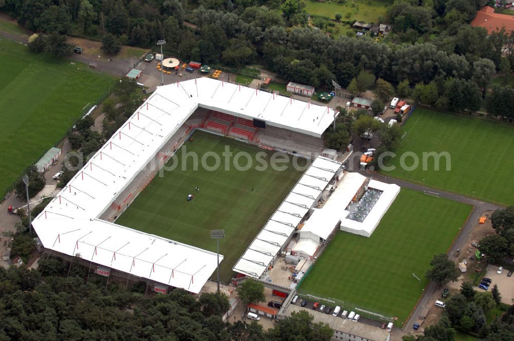 Berlin from above - Blick auf das nach dem Umbau fertiggestellte Stadion Alte Försterei in Berlin-Köpenick am Tag der Einweihung. Es ist die Heimspielstätte des 1. FC Union Berlin. Das Stadion sowie die umliegenden Sportstätten werden im Norden durch den Volkspark Wuhlheide, im Osten durch die Hämmerlingstraße, im Süden durch die Wuhle (die an dieser Stelle in die Spree mündet) und im Westen durch die Straße An der Wuhlheide begrenzt. Insgesamt umfasst das Areal neben dem Fußballstadion noch eine Kegelhalle, zwei Ballspielhallen (welche seit dem Frühjahr 2008 saniert werden) sowie sechs weitere Trainingsplätze. Das Fußballstadion ist mit einem Fassungsvermögen von 18.100 Zuschauern (davon 16.600 Steh- und 1.500 überdachte Sitzplätze) das größte reine Fußballstadion Berlins. Kontakt: 1. FC Union Berlin e.V., An der Wuhlheide 263, 12555 Berlin, Tel. 030 656688 0, Fax 030 656688 99, email: verein@fc-union-berlin.de