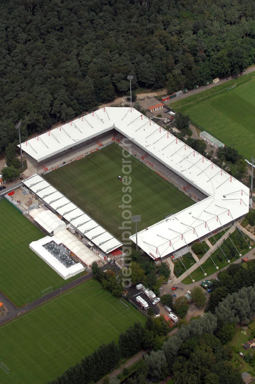 Berlin from the bird's eye view: Blick auf das nach dem Umbau fertiggestellte Stadion Alte Försterei in Berlin-Köpenick am Tag der Einweihung. Es ist die Heimspielstätte des 1. FC Union Berlin. Das Stadion sowie die umliegenden Sportstätten werden im Norden durch den Volkspark Wuhlheide, im Osten durch die Hämmerlingstraße, im Süden durch die Wuhle (die an dieser Stelle in die Spree mündet) und im Westen durch die Straße An der Wuhlheide begrenzt. Insgesamt umfasst das Areal neben dem Fußballstadion noch eine Kegelhalle, zwei Ballspielhallen (welche seit dem Frühjahr 2008 saniert werden) sowie sechs weitere Trainingsplätze. Das Fußballstadion ist mit einem Fassungsvermögen von 18.100 Zuschauern (davon 16.600 Steh- und 1.500 überdachte Sitzplätze) das größte reine Fußballstadion Berlins. Kontakt: 1. FC Union Berlin e.V., An der Wuhlheide 263, 12555 Berlin, Tel. 030 656688 0, Fax 030 656688 99, email: verein@fc-union-berlin.de