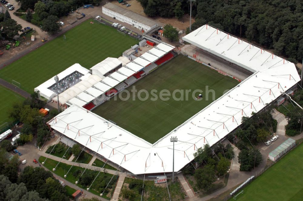 Berlin from above - Blick auf das nach dem Umbau fertiggestellte Stadion Alte Försterei in Berlin-Köpenick am Tag der Einweihung. Es ist die Heimspielstätte des 1. FC Union Berlin. Das Stadion sowie die umliegenden Sportstätten werden im Norden durch den Volkspark Wuhlheide, im Osten durch die Hämmerlingstraße, im Süden durch die Wuhle (die an dieser Stelle in die Spree mündet) und im Westen durch die Straße An der Wuhlheide begrenzt. Insgesamt umfasst das Areal neben dem Fußballstadion noch eine Kegelhalle, zwei Ballspielhallen (welche seit dem Frühjahr 2008 saniert werden) sowie sechs weitere Trainingsplätze. Das Fußballstadion ist mit einem Fassungsvermögen von 18.100 Zuschauern (davon 16.600 Steh- und 1.500 überdachte Sitzplätze) das größte reine Fußballstadion Berlins. Kontakt: 1. FC Union Berlin e.V., An der Wuhlheide 263, 12555 Berlin, Tel. 030 656688 0, Fax 030 656688 99, email: verein@fc-union-berlin.de