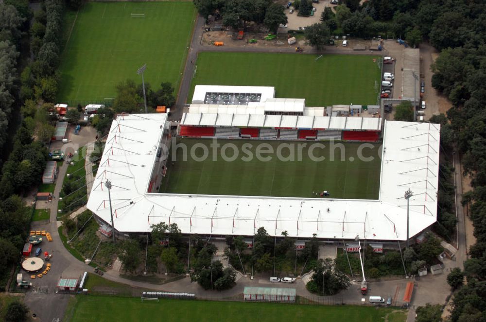 Berlin from the bird's eye view: Blick auf das nach dem Umbau fertiggestellte Stadion Alte Försterei in Berlin-Köpenick am Tag der Einweihung. Es ist die Heimspielstätte des 1. FC Union Berlin. Das Stadion sowie die umliegenden Sportstätten werden im Norden durch den Volkspark Wuhlheide, im Osten durch die Hämmerlingstraße, im Süden durch die Wuhle (die an dieser Stelle in die Spree mündet) und im Westen durch die Straße An der Wuhlheide begrenzt. Insgesamt umfasst das Areal neben dem Fußballstadion noch eine Kegelhalle, zwei Ballspielhallen (welche seit dem Frühjahr 2008 saniert werden) sowie sechs weitere Trainingsplätze. Das Fußballstadion ist mit einem Fassungsvermögen von 18.100 Zuschauern (davon 16.600 Steh- und 1.500 überdachte Sitzplätze) das größte reine Fußballstadion Berlins. Kontakt: 1. FC Union Berlin e.V., An der Wuhlheide 263, 12555 Berlin, Tel. 030 656688 0, Fax 030 656688 99, email: verein@fc-union-berlin.de