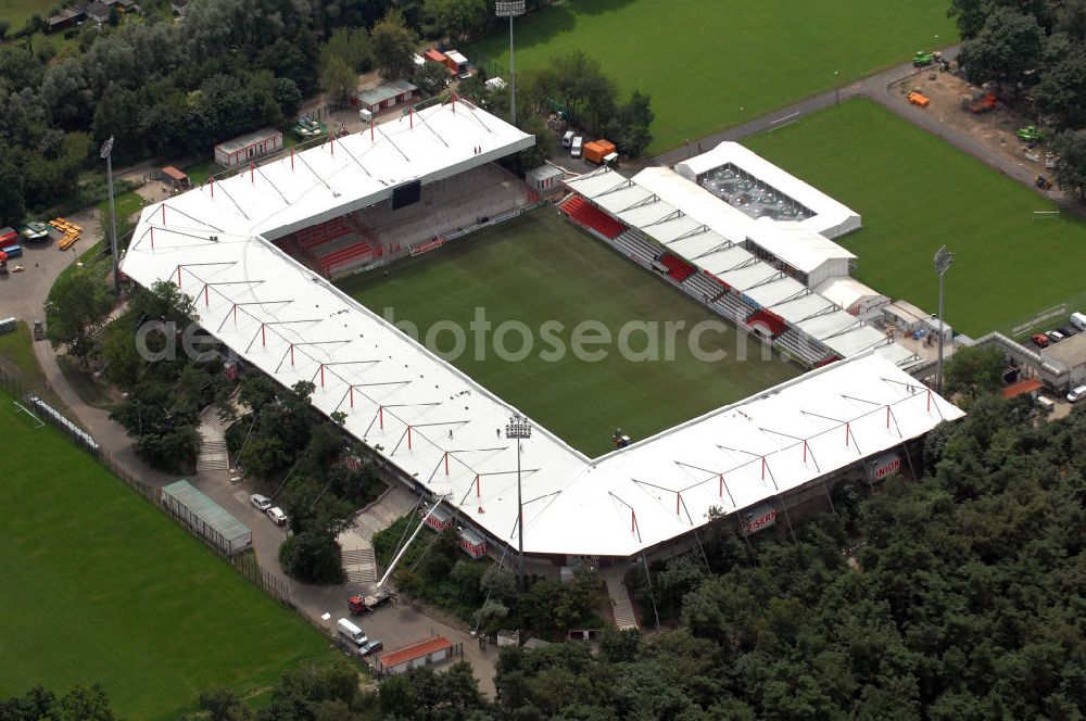 Aerial photograph Berlin - Blick auf das nach dem Umbau fertiggestellte Stadion Alte Försterei in Berlin-Köpenick am Tag der Einweihung. Es ist die Heimspielstätte des 1. FC Union Berlin. Das Stadion sowie die umliegenden Sportstätten werden im Norden durch den Volkspark Wuhlheide, im Osten durch die Hämmerlingstraße, im Süden durch die Wuhle (die an dieser Stelle in die Spree mündet) und im Westen durch die Straße An der Wuhlheide begrenzt. Insgesamt umfasst das Areal neben dem Fußballstadion noch eine Kegelhalle, zwei Ballspielhallen (welche seit dem Frühjahr 2008 saniert werden) sowie sechs weitere Trainingsplätze. Das Fußballstadion ist mit einem Fassungsvermögen von 18.100 Zuschauern (davon 16.600 Steh- und 1.500 überdachte Sitzplätze) das größte reine Fußballstadion Berlins. Kontakt: 1. FC Union Berlin e.V., An der Wuhlheide 263, 12555 Berlin, Tel. 030 656688 0, Fax 030 656688 99, email: verein@fc-union-berlin.de