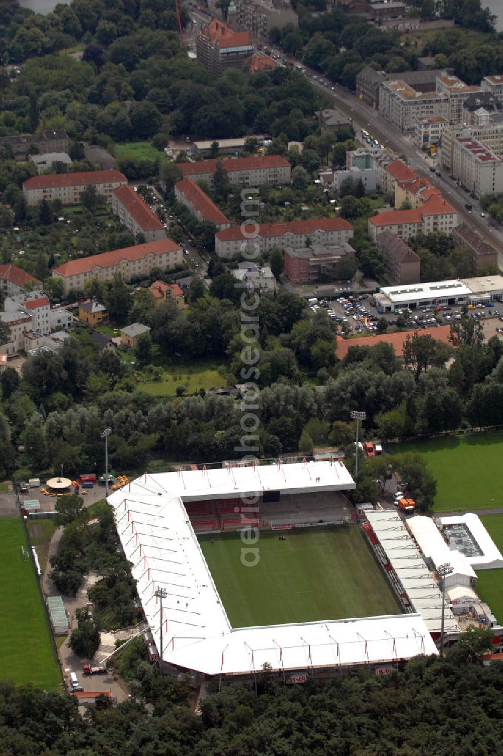 Berlin from above - Blick auf das nach dem Umbau fertiggestellte Stadion Alte Försterei in Berlin-Köpenick am Tag der Einweihung. Es ist die Heimspielstätte des 1. FC Union Berlin. Das Stadion sowie die umliegenden Sportstätten werden im Norden durch den Volkspark Wuhlheide, im Osten durch die Hämmerlingstraße, im Süden durch die Wuhle (die an dieser Stelle in die Spree mündet) und im Westen durch die Straße An der Wuhlheide begrenzt. Insgesamt umfasst das Areal neben dem Fußballstadion noch eine Kegelhalle, zwei Ballspielhallen (welche seit dem Frühjahr 2008 saniert werden) sowie sechs weitere Trainingsplätze. Das Fußballstadion ist mit einem Fassungsvermögen von 18.100 Zuschauern (davon 16.600 Steh- und 1.500 überdachte Sitzplätze) das größte reine Fußballstadion Berlins. Kontakt: 1. FC Union Berlin e.V., An der Wuhlheide 263, 12555 Berlin, Tel. 030 656688 0, Fax 030 656688 99, email: verein@fc-union-berlin.de