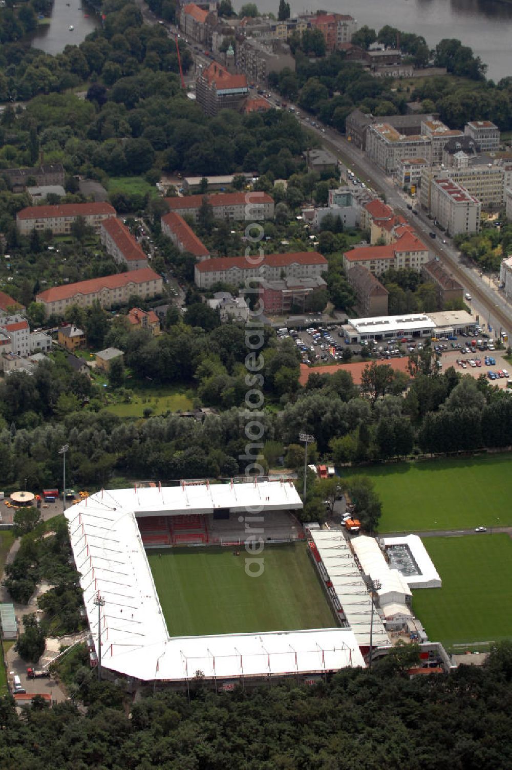 Berlin from the bird's eye view: Blick auf das nach dem Umbau fertiggestellte Stadion Alte Försterei in Berlin-Köpenick am Tag der Einweihung. Es ist die Heimspielstätte des 1. FC Union Berlin. Das Stadion sowie die umliegenden Sportstätten werden im Norden durch den Volkspark Wuhlheide, im Osten durch die Hämmerlingstraße, im Süden durch die Wuhle (die an dieser Stelle in die Spree mündet) und im Westen durch die Straße An der Wuhlheide begrenzt. Insgesamt umfasst das Areal neben dem Fußballstadion noch eine Kegelhalle, zwei Ballspielhallen (welche seit dem Frühjahr 2008 saniert werden) sowie sechs weitere Trainingsplätze. Das Fußballstadion ist mit einem Fassungsvermögen von 18.100 Zuschauern (davon 16.600 Steh- und 1.500 überdachte Sitzplätze) das größte reine Fußballstadion Berlins. Kontakt: 1. FC Union Berlin e.V., An der Wuhlheide 263, 12555 Berlin, Tel. 030 656688 0, Fax 030 656688 99, email: verein@fc-union-berlin.de