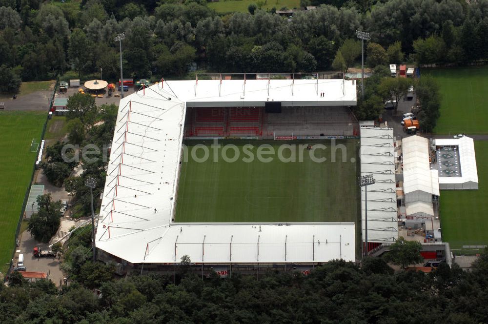 Aerial image Berlin - Blick auf das nach dem Umbau fertiggestellte Stadion Alte Försterei in Berlin-Köpenick am Tag der Einweihung. Es ist die Heimspielstätte des 1. FC Union Berlin. Das Stadion sowie die umliegenden Sportstätten werden im Norden durch den Volkspark Wuhlheide, im Osten durch die Hämmerlingstraße, im Süden durch die Wuhle (die an dieser Stelle in die Spree mündet) und im Westen durch die Straße An der Wuhlheide begrenzt. Insgesamt umfasst das Areal neben dem Fußballstadion noch eine Kegelhalle, zwei Ballspielhallen (welche seit dem Frühjahr 2008 saniert werden) sowie sechs weitere Trainingsplätze. Das Fußballstadion ist mit einem Fassungsvermögen von 18.100 Zuschauern (davon 16.600 Steh- und 1.500 überdachte Sitzplätze) das größte reine Fußballstadion Berlins. Kontakt: 1. FC Union Berlin e.V., An der Wuhlheide 263, 12555 Berlin, Tel. 030 656688 0, Fax 030 656688 99, email: verein@fc-union-berlin.de