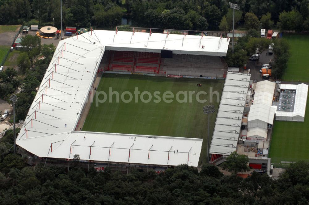 Aerial photograph Berlin - Blick auf das nach dem Umbau fertiggestellte Stadion Alte Försterei in Berlin-Köpenick am Tag der Einweihung. Es ist die Heimspielstätte des 1. FC Union Berlin. Das Stadion sowie die umliegenden Sportstätten werden im Norden durch den Volkspark Wuhlheide, im Osten durch die Hämmerlingstraße, im Süden durch die Wuhle (die an dieser Stelle in die Spree mündet) und im Westen durch die Straße An der Wuhlheide begrenzt. Insgesamt umfasst das Areal neben dem Fußballstadion noch eine Kegelhalle, zwei Ballspielhallen (welche seit dem Frühjahr 2008 saniert werden) sowie sechs weitere Trainingsplätze. Das Fußballstadion ist mit einem Fassungsvermögen von 18.100 Zuschauern (davon 16.600 Steh- und 1.500 überdachte Sitzplätze) das größte reine Fußballstadion Berlins. Kontakt: 1. FC Union Berlin e.V., An der Wuhlheide 263, 12555 Berlin, Tel. 030 656688 0, Fax 030 656688 99, email: verein@fc-union-berlin.de