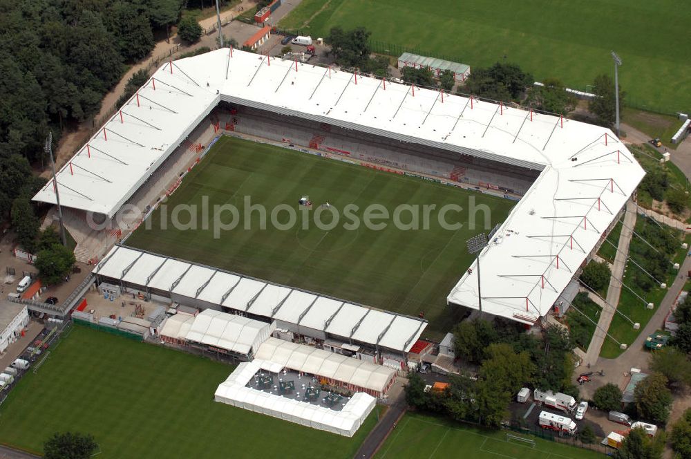 Berlin from above - Blick auf das nach dem Umbau fertiggestellte Stadion Alte Försterei in Berlin-Köpenick am Tag der Einweihung. Es ist die Heimspielstätte des 1. FC Union Berlin. Das Stadion sowie die umliegenden Sportstätten werden im Norden durch den Volkspark Wuhlheide, im Osten durch die Hämmerlingstraße, im Süden durch die Wuhle (die an dieser Stelle in die Spree mündet) und im Westen durch die Straße An der Wuhlheide begrenzt. Insgesamt umfasst das Areal neben dem Fußballstadion noch eine Kegelhalle, zwei Ballspielhallen (welche seit dem Frühjahr 2008 saniert werden) sowie sechs weitere Trainingsplätze. Das Fußballstadion ist mit einem Fassungsvermögen von 18.100 Zuschauern (davon 16.600 Steh- und 1.500 überdachte Sitzplätze) das größte reine Fußballstadion Berlins. Kontakt: 1. FC Union Berlin e.V., An der Wuhlheide 263, 12555 Berlin, Tel. 030 656688 0, Fax 030 656688 99, email: verein@fc-union-berlin.de