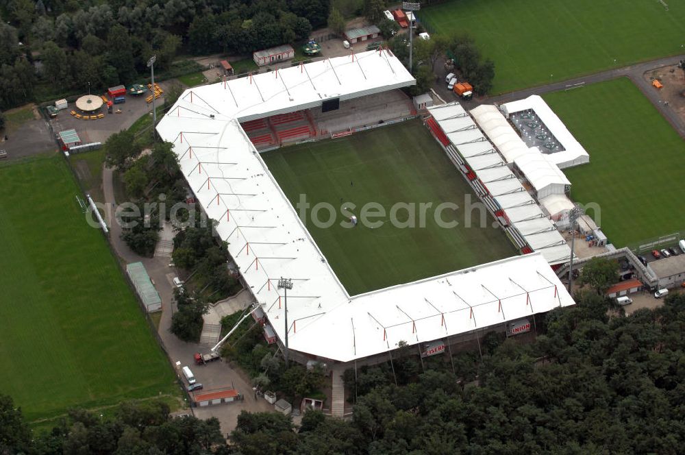 Berlin from the bird's eye view: Blick auf das nach dem Umbau fertiggestellte Stadion Alte Försterei in Berlin-Köpenick am Tag der Einweihung. Es ist die Heimspielstätte des 1. FC Union Berlin. Das Stadion sowie die umliegenden Sportstätten werden im Norden durch den Volkspark Wuhlheide, im Osten durch die Hämmerlingstraße, im Süden durch die Wuhle (die an dieser Stelle in die Spree mündet) und im Westen durch die Straße An der Wuhlheide begrenzt. Insgesamt umfasst das Areal neben dem Fußballstadion noch eine Kegelhalle, zwei Ballspielhallen (welche seit dem Frühjahr 2008 saniert werden) sowie sechs weitere Trainingsplätze. Das Fußballstadion ist mit einem Fassungsvermögen von 18.100 Zuschauern (davon 16.600 Steh- und 1.500 überdachte Sitzplätze) das größte reine Fußballstadion Berlins. Kontakt: 1. FC Union Berlin e.V., An der Wuhlheide 263, 12555 Berlin, Tel. 030 656688 0, Fax 030 656688 99, email: verein@fc-union-berlin.de