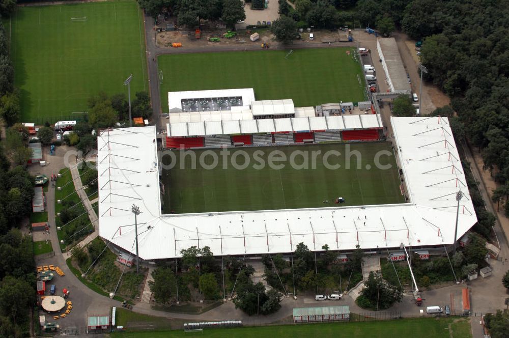 Aerial image Berlin - Blick auf das nach dem Umbau fertiggestellte Stadion Alte Försterei in Berlin-Köpenick am Tag der Einweihung. Es ist die Heimspielstätte des 1. FC Union Berlin. Das Stadion sowie die umliegenden Sportstätten werden im Norden durch den Volkspark Wuhlheide, im Osten durch die Hämmerlingstraße, im Süden durch die Wuhle (die an dieser Stelle in die Spree mündet) und im Westen durch die Straße An der Wuhlheide begrenzt. Insgesamt umfasst das Areal neben dem Fußballstadion noch eine Kegelhalle, zwei Ballspielhallen (welche seit dem Frühjahr 2008 saniert werden) sowie sechs weitere Trainingsplätze. Das Fußballstadion ist mit einem Fassungsvermögen von 18.100 Zuschauern (davon 16.600 Steh- und 1.500 überdachte Sitzplätze) das größte reine Fußballstadion Berlins. Kontakt: 1. FC Union Berlin e.V., An der Wuhlheide 263, 12555 Berlin, Tel. 030 656688 0, Fax 030 656688 99, email: verein@fc-union-berlin.de