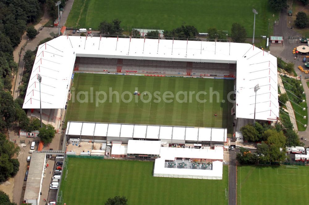 Aerial photograph Berlin - Blick auf das nach dem Umbau fertiggestellte Stadion Alte Försterei in Berlin-Köpenick am Tag der Einweihung. Es ist die Heimspielstätte des 1. FC Union Berlin. Das Stadion sowie die umliegenden Sportstätten werden im Norden durch den Volkspark Wuhlheide, im Osten durch die Hämmerlingstraße, im Süden durch die Wuhle (die an dieser Stelle in die Spree mündet) und im Westen durch die Straße An der Wuhlheide begrenzt. Insgesamt umfasst das Areal neben dem Fußballstadion noch eine Kegelhalle, zwei Ballspielhallen (welche seit dem Frühjahr 2008 saniert werden) sowie sechs weitere Trainingsplätze. Das Fußballstadion ist mit einem Fassungsvermögen von 18.100 Zuschauern (davon 16.600 Steh- und 1.500 überdachte Sitzplätze) das größte reine Fußballstadion Berlins. Kontakt: 1. FC Union Berlin e.V., An der Wuhlheide 263, 12555 Berlin, Tel. 030 656688 0, Fax 030 656688 99, email: verein@fc-union-berlin.de