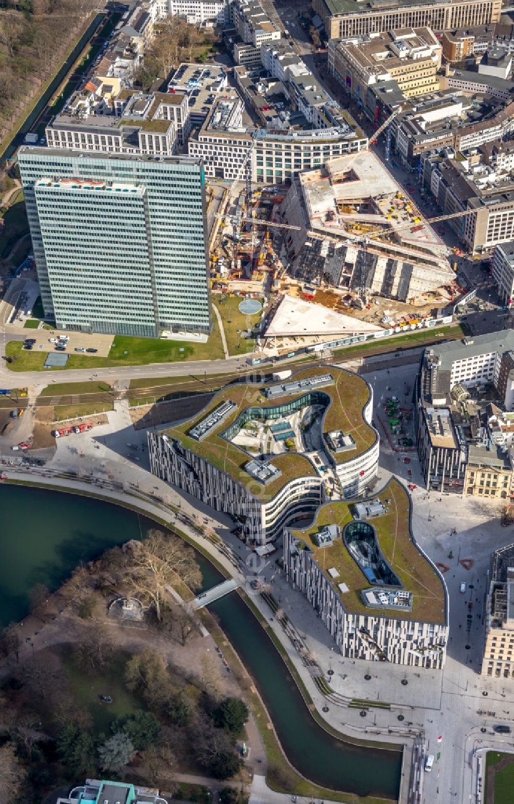 Düsseldorf from the bird's eye view: Construction of retail and office property Koe-Bogen in Dusseldorf in North Rhine-Westphalia