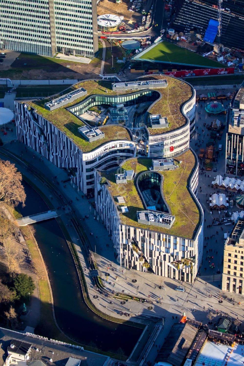 Düsseldorf from the bird's eye view: Construction of retail and office property Koe-Bogen in Dusseldorf in North Rhine-Westphalia