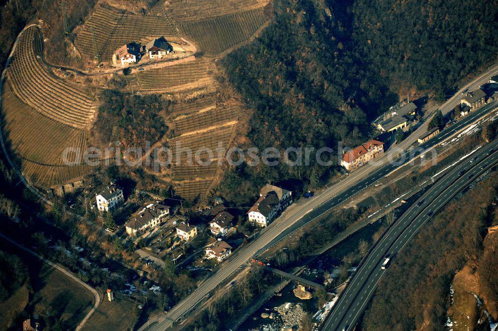 Atzwang from above - Blick auf den Eisack und die Autostrada del Brennero (Brennerautobahn E45 / A22) bei Atzwang (Campodazzo) in Italien. Mit im Bild Weinfelder.