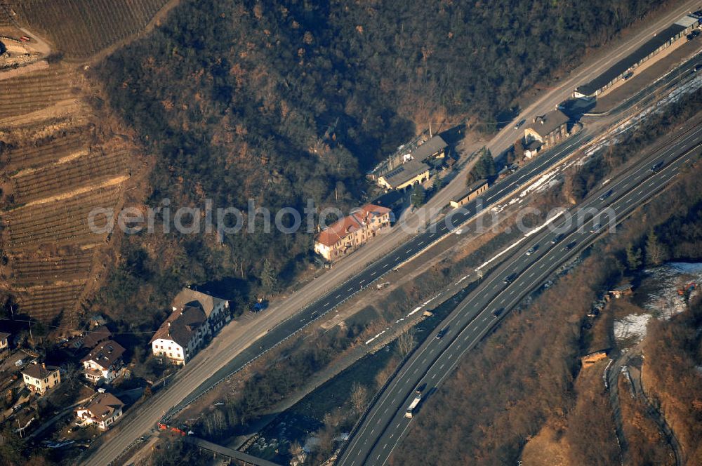 Atzwang from the bird's eye view: Blick auf den Eisack und die Autostrada del Brennero (Brennerautobahn E45 / A22) bei Atzwang (Campodazzo) in Italien. Mit im Bild Weinfelder.