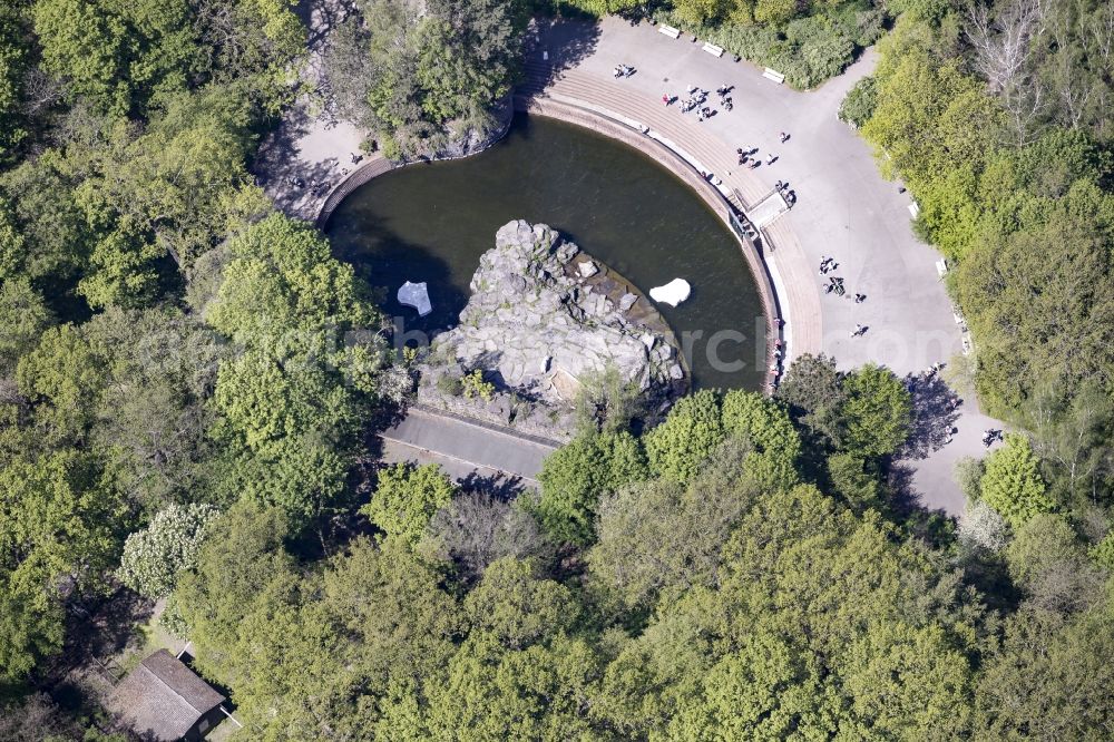 Aerial photograph Berlin - Premises of the polar bear facilities and visitors in the zoo Tierpark in the Friedrichsfelde part of the district of Lichtenberg in Berlin, Germany