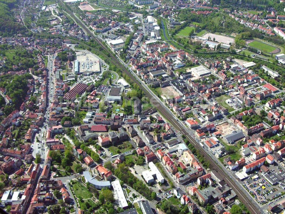 Eisenach from above - Eisenach hat eine Stadtfläche von 103,85 qkm (mit den Ortsteilen Stedtfeld, Neuenhof-Hörschel, Wartha-Göringen, Stregda, Madelungen, Neukirchen, Berteroda, Hötzelsroda und Stockhausen) und wird von ca. 44.150 Menschen bewohnt.