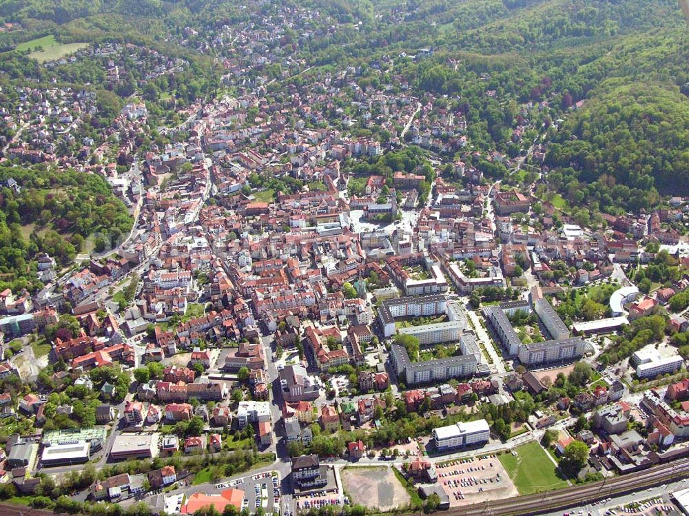 Eisenach from above - Eisenach hat eine Stadtfläche von 103,85 qkm (mit den Ortsteilen Stedtfeld, Neuenhof-Hörschel, Wartha-Göringen, Stregda, Madelungen, Neukirchen, Berteroda, Hötzelsroda und Stockhausen) und wird von ca. 44.150 Menschen bewohnt.