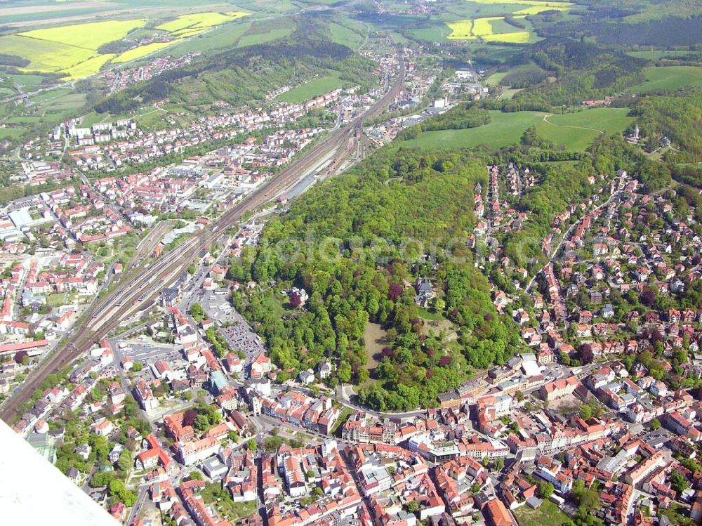 Eisenach from above - Eisenach hat eine Stadtfläche von 103,85 qkm (mit den Ortsteilen Stedtfeld, Neuenhof-Hörschel, Wartha-Göringen, Stregda, Madelungen, Neukirchen, Berteroda, Hötzelsroda und Stockhausen) und wird von ca. 44.150 Menschen bewohnt.