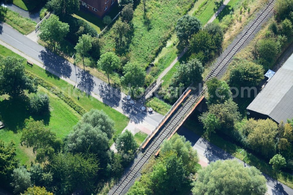 Aerial photograph Hamburg - Railway viaduct over the Finkenwerder Landscheideweg road in Hamburg-Finkenwerder. A project of the Hamburg Port Authority HPA