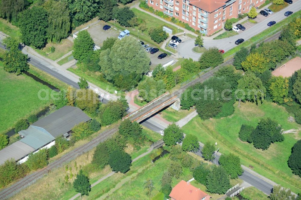 Aerial image Hamburg - Railway viaduct over the Finkenwerder Landscheideweg road in Hamburg-Finkenwerder. A project of the Hamburg Port Authority HPA