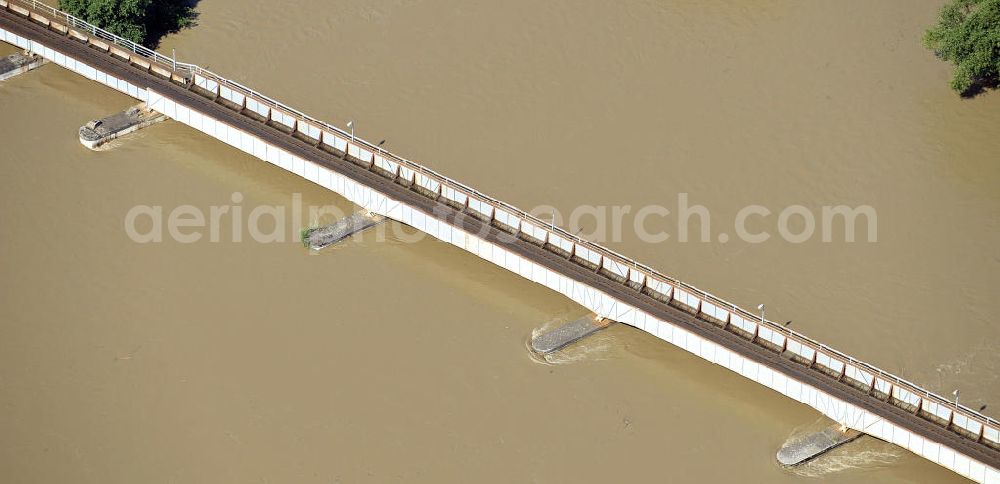 Guben from above - Blick auf die Eisenbahnbrücke über die Neiße bei Hochwasser ins polnische Wa?owice der Bahnstrecke Guben–Zb?szynek. View of the railway bridge at high tide over the Neisse River to Poland Wa?owice of the railway Guben-Zb?szynek.