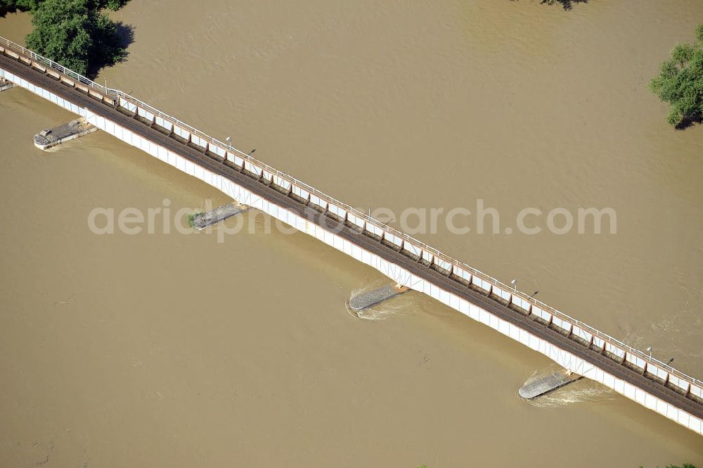 Guben from the bird's eye view: Blick auf die Eisenbahnbrücke über die Neiße bei Hochwasser ins polnische Wa?owice der Bahnstrecke Guben–Zb?szynek. View of the railway bridge at high tide over the Neisse River to Poland Wa?owice of the railway Guben-Zb?szynek.