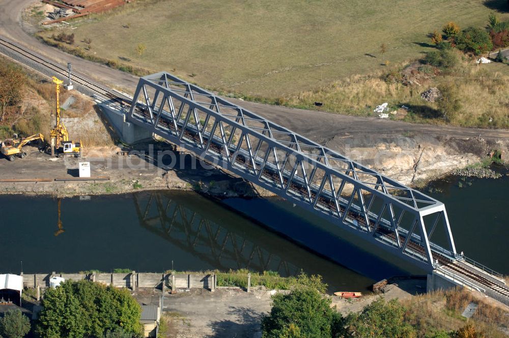 Genthin from above - Blick auf die Eisenbahnbrücke Genthin-Jerichow B15. Die Brücke wurde im Jahr 2009 fertiggestellt und auch noch freigegeben, sie überführt den Elbe-Havel-Kanal bei km 364,021. Ein Projekt des WSV: Wasserstraßen-Neubauamt Magdeburg, 39106 Magdeburg, Tel. +49(0)391 535-0, email: wna-magdeburg@wsv.bund.de