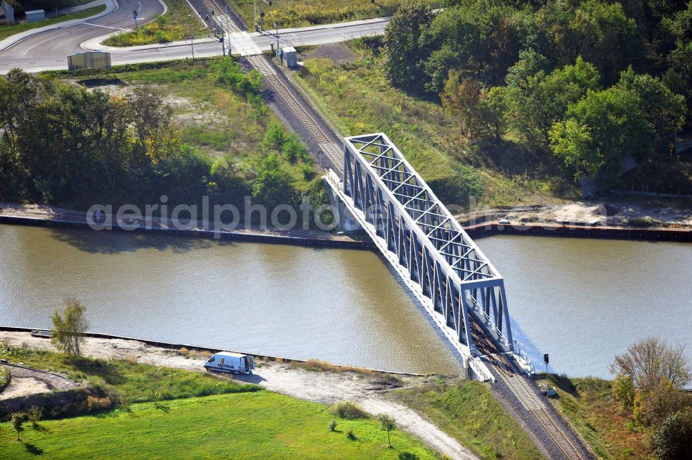 Aerial photograph Genthin - Blick auf die Eisenbahnbrücke Genthin-Jerichow B15 über den Elbe-Havel-Kanal in Sachsen-Anhalt. Ein Projekt des WSV, Wasser- und Schifffahrtsverwaltung des Bundes. Railway bridge over the Elbe-Havel-Canal in Saxony-Anhalt.