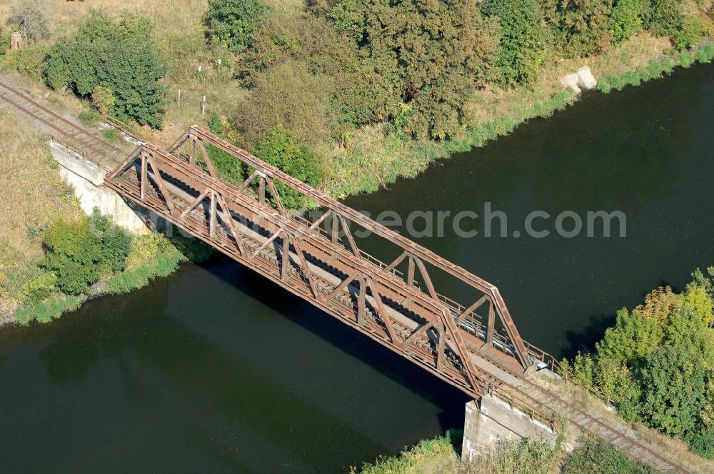 GÜSEN from the bird's eye view: Blick auf die Eisenbahnbrücke Güsen-Jerichow. Die Brücke wurde im Jahr 1950 erbaut und soll im Jahr 2011 durch einen Neubau ersetzt werden. Sie überführt den Elbe-Havel-Kanal bei km 347,382. Ein Projekt des WSV: Wasserstraßen-Neubauamt Magdeburg, 39106 Magdeburg, Tel. +49(0)391 535-0, email: wna-magdeburg@wsv.bund.de