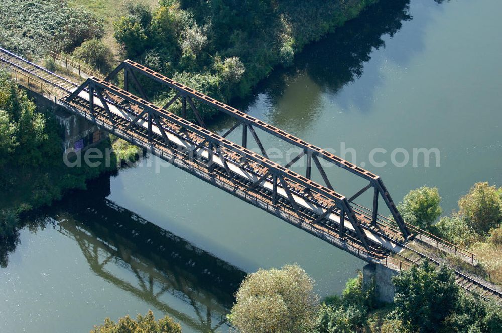 Aerial image GÜSEN - Blick auf die Eisenbahnbrücke Güsen-Jerichow. Die Brücke wurde im Jahr 1950 erbaut und soll im Jahr 2011 durch einen Neubau ersetzt werden. Sie überführt den Elbe-Havel-Kanal bei km 347,382. Ein Projekt des WSV: Wasserstraßen-Neubauamt Magdeburg, 39106 Magdeburg, Tel. +49(0)391 535-0, email: wna-magdeburg@wsv.bund.de