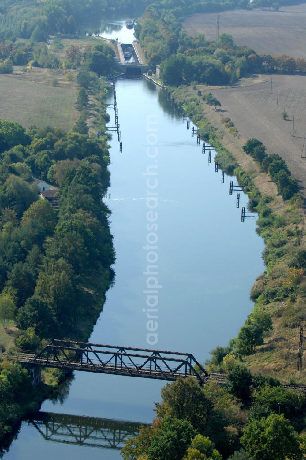 Aerial photograph GÜSEN - Blick auf die Eisenbahnbrücke Güsen-Jerichow. Die Brücke wurde im Jahr 1950 erbaut und soll im Jahr 2011 durch einen Neubau ersetzt werden. Sie überführt den Elbe-Havel-Kanal bei km 347,382. Ein Projekt des WSV: Wasserstraßen-Neubauamt Magdeburg, 39106 Magdeburg, Tel. +49(0)391 535-0, email: wna-magdeburg@wsv.bund.de