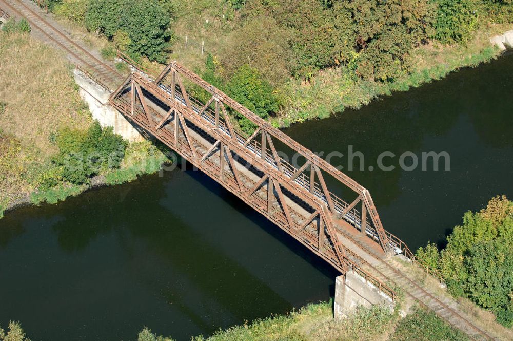 GÜSEN from above - Blick auf die Eisenbahnbrücke Güsen-Jerichow. Die Brücke wurde im Jahr 1950 erbaut und soll im Jahr 2011 durch einen Neubau ersetzt werden. Sie überführt den Elbe-Havel-Kanal bei km 347,382. Ein Projekt des WSV: Wasserstraßen-Neubauamt Magdeburg, 39106 Magdeburg, Tel. +49(0)391 535-0, email: wna-magdeburg@wsv.bund.de