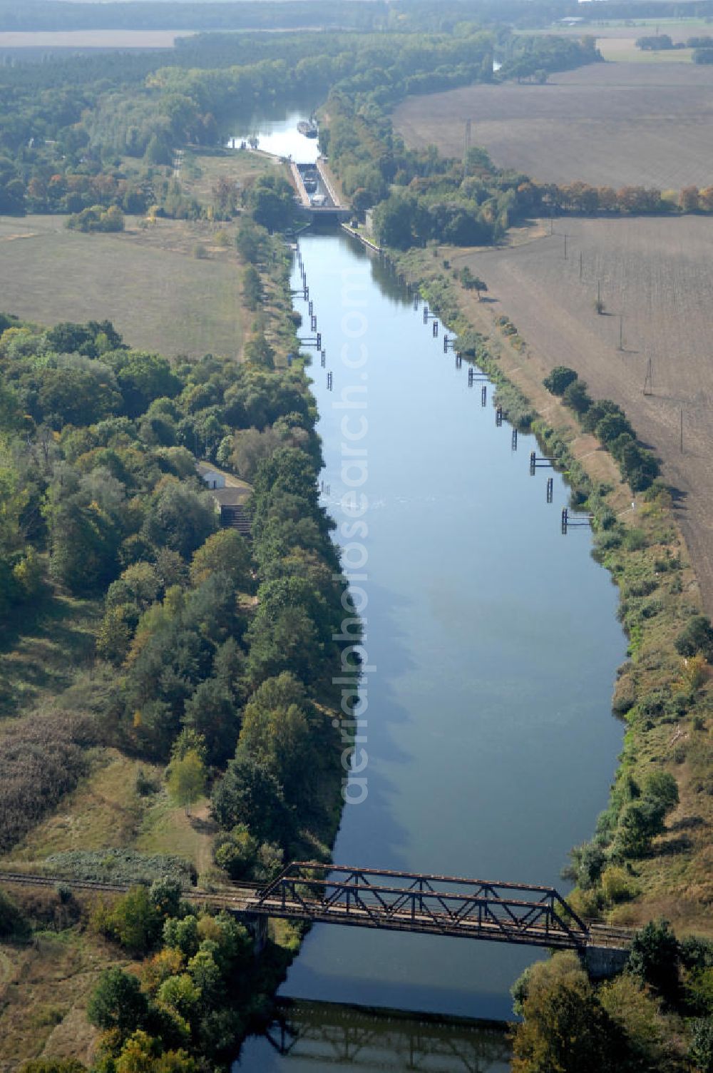 GÜSEN from the bird's eye view: Blick auf die Eisenbahnbrücke Güsen-Jerichow. Die Brücke wurde im Jahr 1950 erbaut und soll im Jahr 2011 durch einen Neubau ersetzt werden. Sie überführt den Elbe-Havel-Kanal bei km 347,382. Ein Projekt des WSV: Wasserstraßen-Neubauamt Magdeburg, 39106 Magdeburg, Tel. +49(0)391 535-0, email: wna-magdeburg@wsv.bund.de