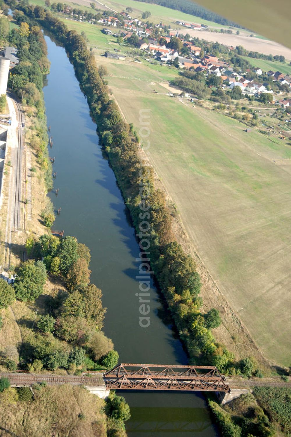 Aerial image GÜSEN - Blick auf die Eisenbahnbrücke Güsen-Jerichow. Die Brücke wurde im Jahr 1950 erbaut und soll im Jahr 2011 durch einen Neubau ersetzt werden. Sie überführt den Elbe-Havel-Kanal bei km 347,382. Ein Projekt des WSV: Wasserstraßen-Neubauamt Magdeburg, 39106 Magdeburg, Tel. +49(0)391 535-0, email: wna-magdeburg@wsv.bund.de