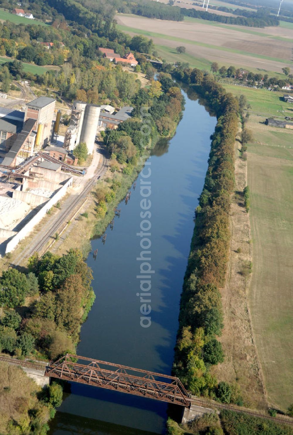 Aerial photograph GÜSEN - Blick auf die Eisenbahnbrücke Güsen-Jerichow. Die Brücke wurde im Jahr 1950 erbaut und soll im Jahr 2011 durch einen Neubau ersetzt werden. Sie überführt den Elbe-Havel-Kanal bei km 347,382. Ein Projekt des WSV: Wasserstraßen-Neubauamt Magdeburg, 39106 Magdeburg, Tel. +49(0)391 535-0, email: wna-magdeburg@wsv.bund.de