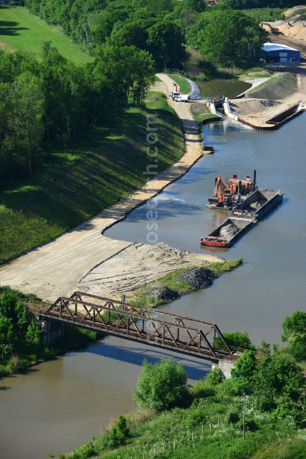 Aerial photograph Elbe-Parey - Guesen Railway Bridge and headwater weir Zerben at the Elbe-Havel-Canel in the state Saxony-Anhalt