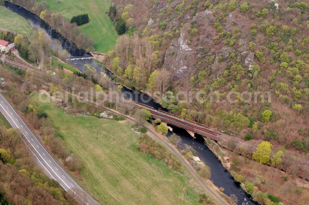 Aerial photograph Idar-Oberstein - Railway bridge which spans the river Nahe. The railway track runs along a wooded mountain range in Idar-Oberstein in Rhineland-Palatinate