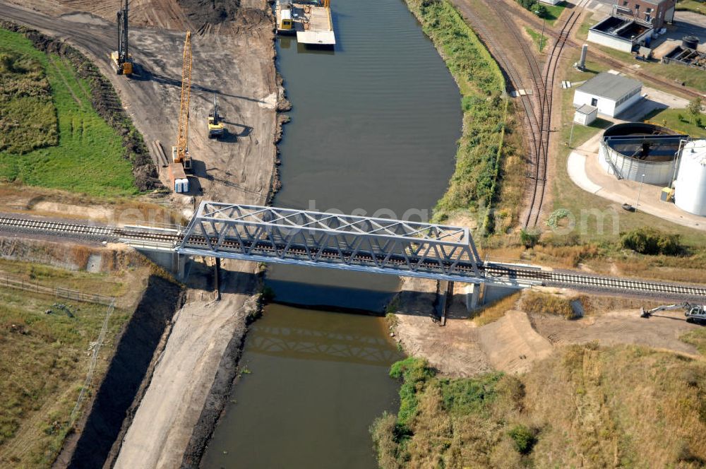 GENTHIN from the bird's eye view: Blick auf die Eisenbahnbrücke Roßdorfer Altkanal B26. Für den Neubau der Brücke wurden vorerst zwei Eisenbahnbrücken abgerissen (B26 und B27). Die Brücke wurde im Jahr 2009 fertiggestellt und auch noch freigegeben, sie überführt den Roßdorfer Altkanal / RAK bei km 0,360. Ein Projekt des WSV: Wasserstraßen-Neubauamt Magdeburg, 39106 Magdeburg, Tel. +49(0)391 535-0, email: wna-magdeburg@wsv.bund.de