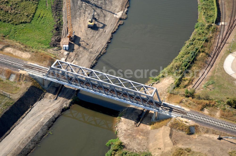 Aerial image GENTHIN - Blick auf die Eisenbahnbrücke Roßdorfer Altkanal B26. Für den Neubau der Brücke wurden vorerst zwei Eisenbahnbrücken abgerissen (B26 und B27). Die Brücke wurde im Jahr 2009 fertiggestellt und auch noch freigegeben, sie überführt den Roßdorfer Altkanal / RAK bei km 0,360. Ein Projekt des WSV: Wasserstraßen-Neubauamt Magdeburg, 39106 Magdeburg, Tel. +49(0)391 535-0, email: wna-magdeburg@wsv.bund.de