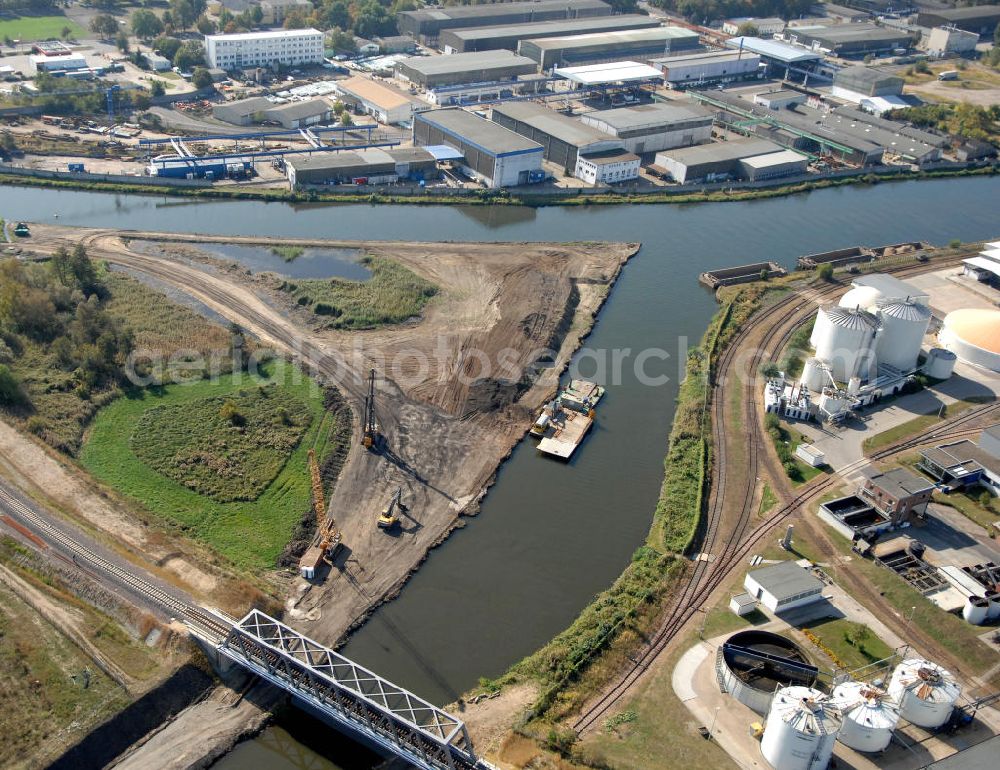 Aerial photograph GENTHIN - Blick auf die Eisenbahnbrücke Roßdorfer Altkanal B26. Für den Neubau der Brücke wurden vorerst zwei Eisenbahnbrücken abgerissen (B26 und B27). Die Brücke wurde im Jahr 2009 fertiggestellt und auch noch freigegeben, sie überführt den Roßdorfer Altkanal / RAK bei km 0,360. Ein Projekt des WSV: Wasserstraßen-Neubauamt Magdeburg, 39106 Magdeburg, Tel. +49(0)391 535-0, email: wna-magdeburg@wsv.bund.de