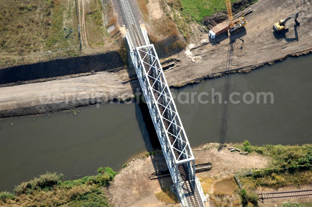 GENTHIN from above - Blick auf die Eisenbahnbrücke Roßdorfer Altkanal B26. Für den Neubau der Brücke wurden vorerst zwei Eisenbahnbrücken abgerissen (B26 und B27). Die Brücke wurde im Jahr 2009 fertiggestellt und auch noch freigegeben, sie überführt den Roßdorfer Altkanal / RAK bei km 0,360. Ein Projekt des WSV: Wasserstraßen-Neubauamt Magdeburg, 39106 Magdeburg, Tel. +49(0)391 535-0, email: wna-magdeburg@wsv.bund.de